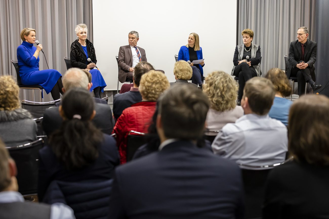 Rahel moderiert eine Podiumsdiskussion