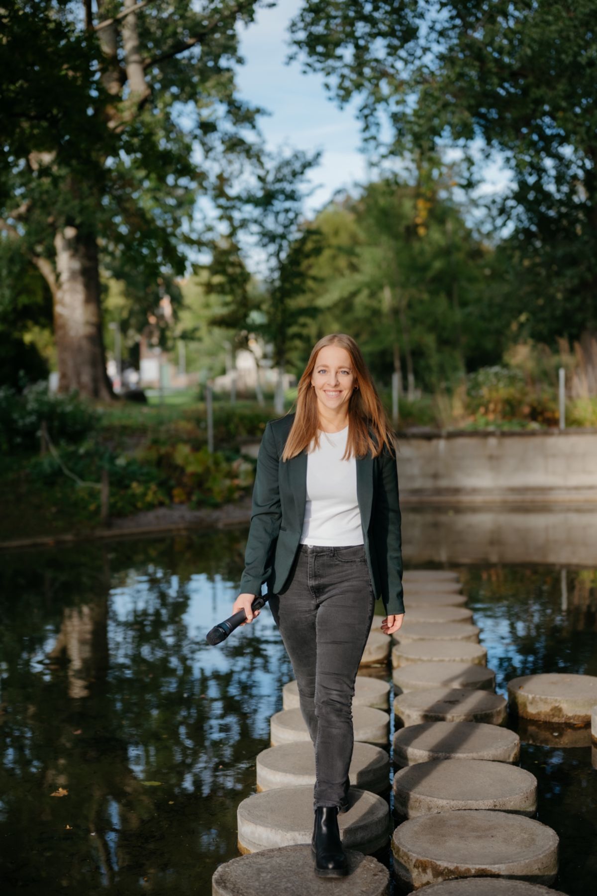 Rahel Osterwalder mit Mikrofon im Park